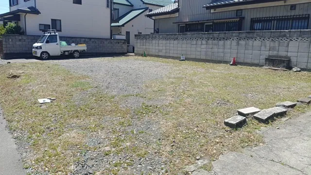 伊勢崎市 砂利駐車場 草刈りと除草剤散