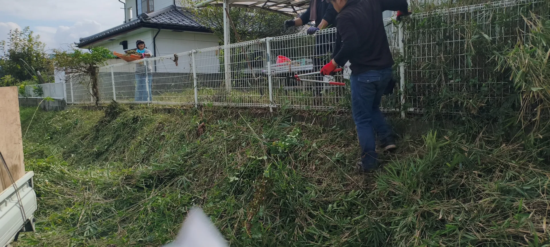 藤岡市にて伸びきった雑草や笹の除草作業を行っています